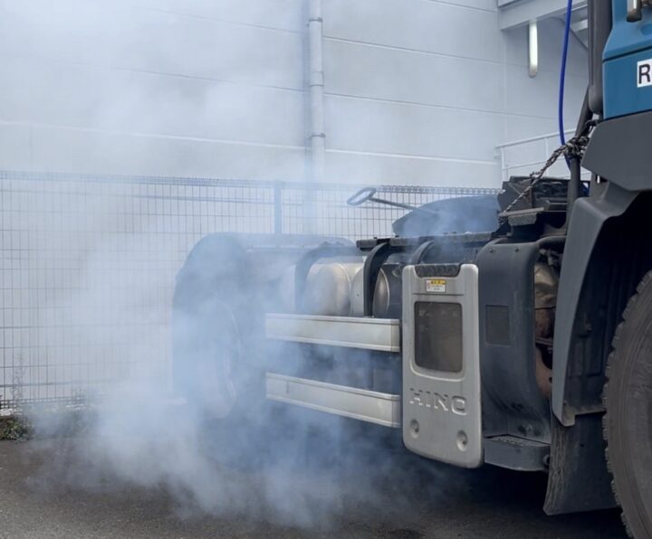 DPRの手動再生要求が増え、洗浄を決めた(福岡県北九州市・大型トラック日野自動車プロフィア)の画像